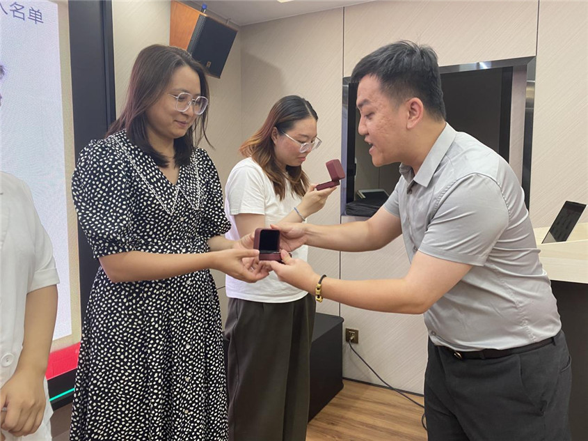 Dingfang Group souvenir presentation ceremony