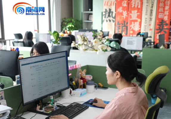 Provincial media interviewed I Dingfang about his roots and growth in Hainan